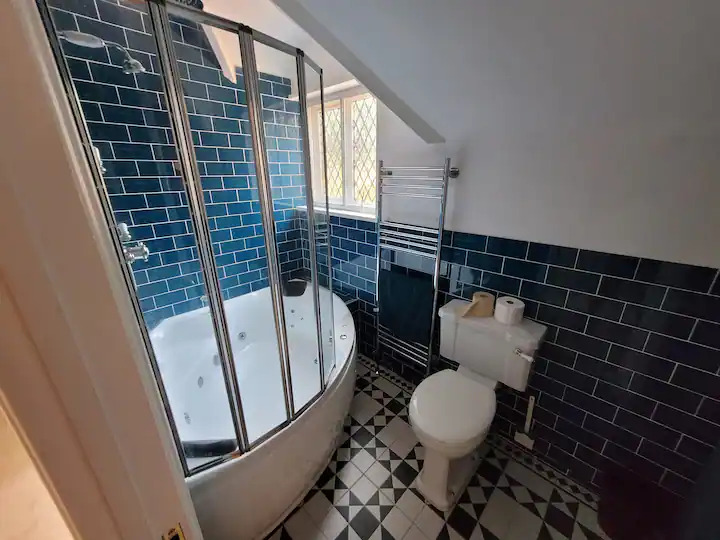 8 Bedroom Family House In Farnborough